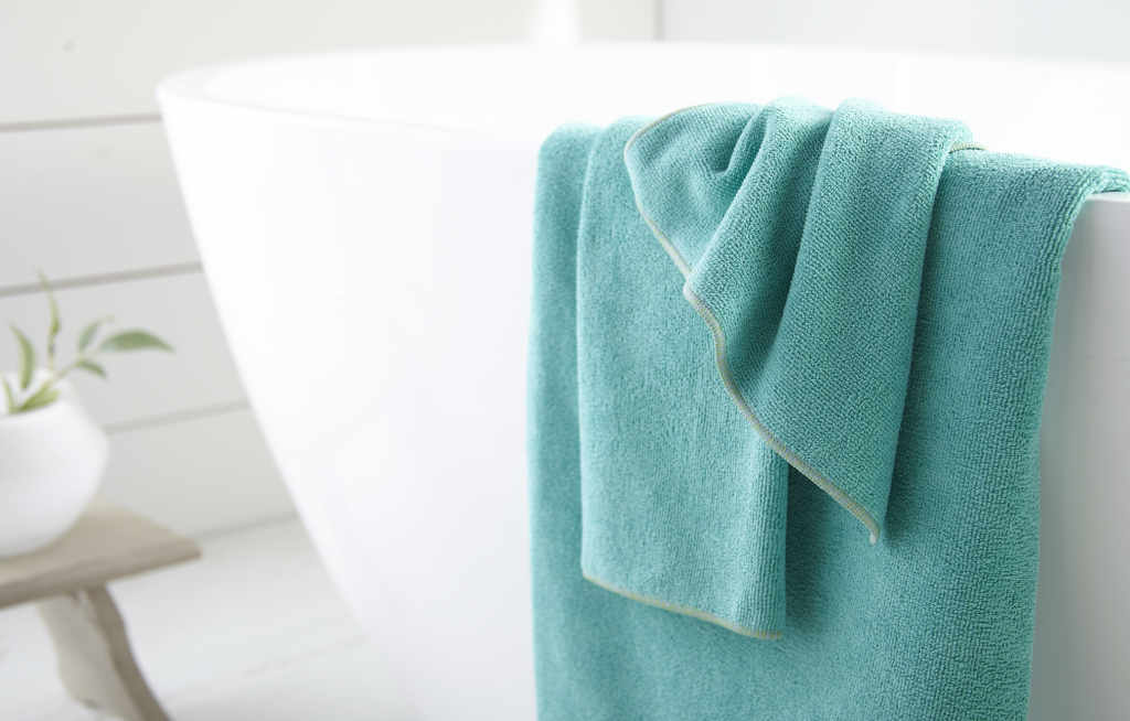 https://littlegreencloth.com/wp-content/uploads/sites/66/2022/03/Bath_Towel_Deluxe_Set_Caribbean_tub_enviro-1024x654.png